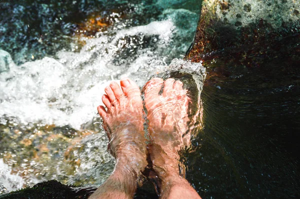 Männerfüße im Wasserstrom des Flusses — Stockfoto