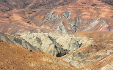 Bozkırdaki dağ sırasının geniş görünümü