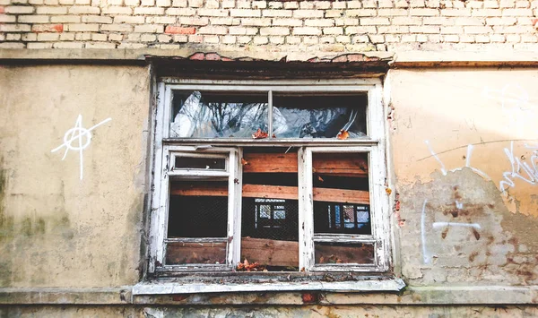 Scheiben eines verlassenen Gebäudes eingeschlagen — Stockfoto