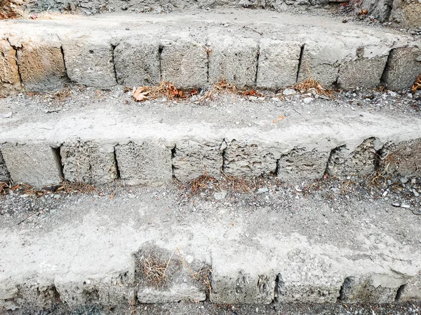 Escalones de piedra caliza frente a una casa abandonada — Foto de Stock