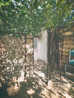 Yoksul bir yerleşim bölgesinde konut avlusu