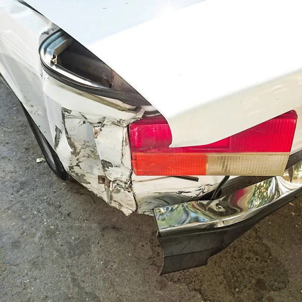 Kaza dan sonra hasar gören aracın arkası