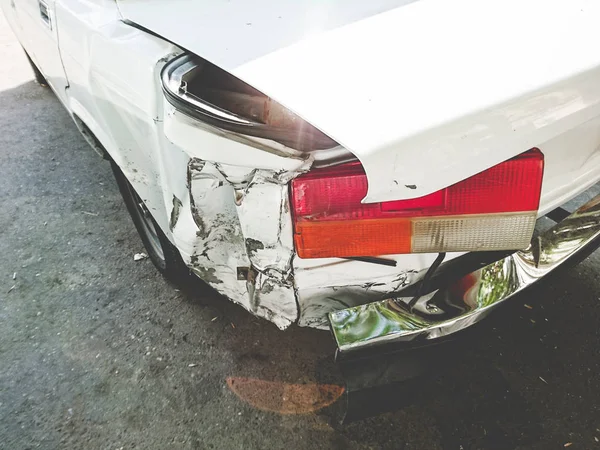 Kaza dan sonra hasar gören aracın arkası