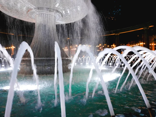 Fountain Square, una fuente en el centro de Bakú, la capital de Azerbaiyán por la noche —  Fotos de Stock