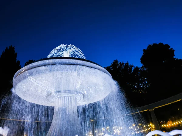Fountain Square, una fuente en el centro de Bakú, la capital de Azerbaiyán por la noche —  Fotos de Stock
