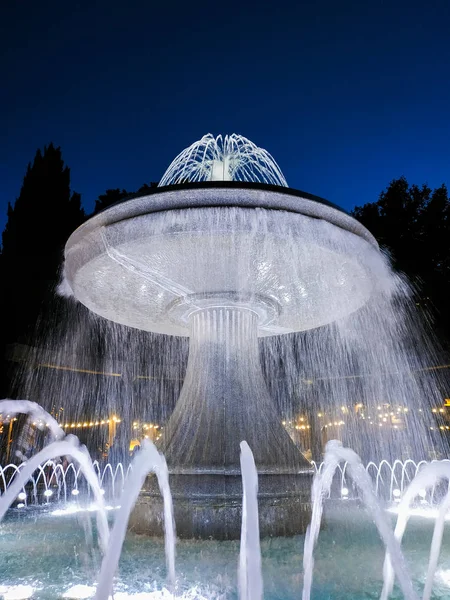 噴水広場、夜にアゼルバイジャンの首都バクーの中心部に噴水 ロイヤリティフリーのストック画像