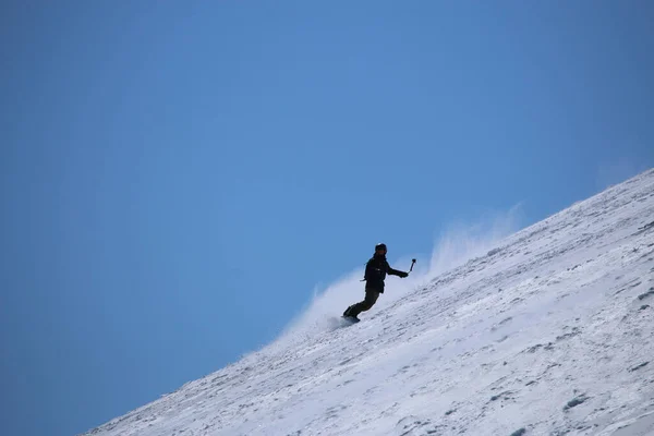 Single Snowboarder Films Selfie Stick While Descending Mountain — Stock Photo, Image