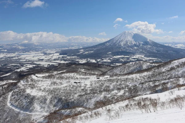 Zona Esquí Fondo Cubierta Nieve Con Volcán Fondo —  Fotos de Stock