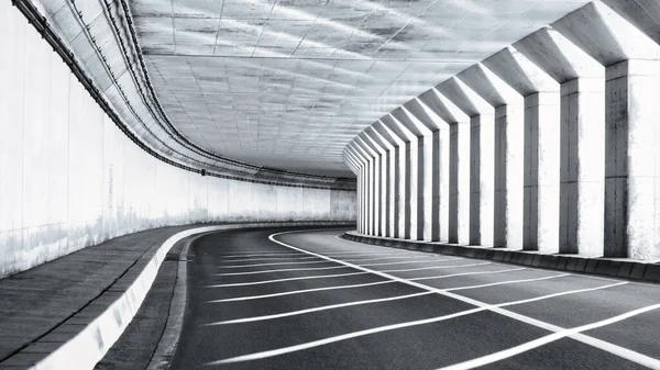 北海道南岸一条空旷的隧道里的一条清澈的路 — 图库照片