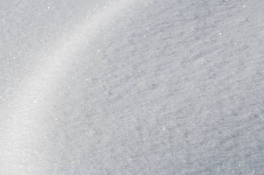 Taze beyaz kar dokusu arkaplanındaki ışık kıvrımı