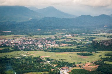 Sunrise sis dağlar manzara, Vang Vieng, Laos ile güzel orman manzara Panorama üstten görünüm
