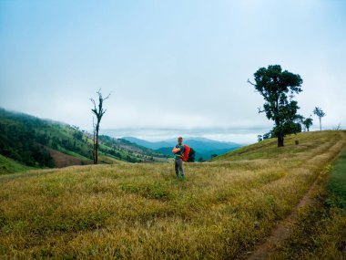Tak, Tayland - 26 Mayıs 2018 silah kaldırdı ve güzel tropikal yağmur ormanları ve güzel dağ arka plan doğa manzara ile zevk ile mutlu insanlar