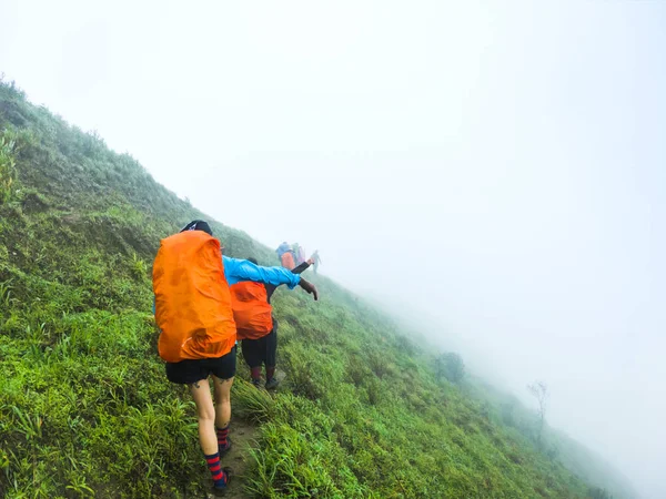 自然と美しい山を背景に美しい日の出を楽しんで上がる腕を持つ幸せな女 — ストック写真