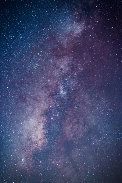 Samanyolu. Mor sütlü ile fantastik gece manzarası, yıldız, parlak yıldız dolu gökyüzü. Evren ile güzel bir manzara. Yıldızlı gökyüzü ile uzay arka plan