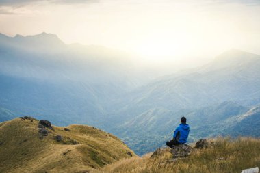 Instagram filtre genç adam Asya turizm Mountain puslu ve sisli sabah güneşin üzerinde izliyor seyahat Trekking