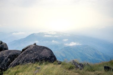Puslu üzerinde bir dağ manzaralı üst kısmında boş duran ve fogg