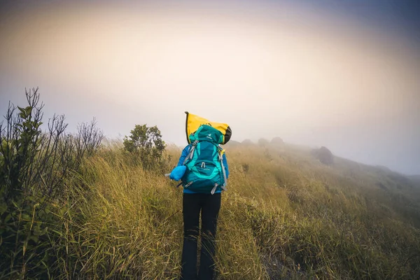 Instagram filtro jovem turista Ásia na montanha está assistindo sobre o amanhecer nebuloso e nebuloso manhã, viajar Trekking — Fotografia de Stock