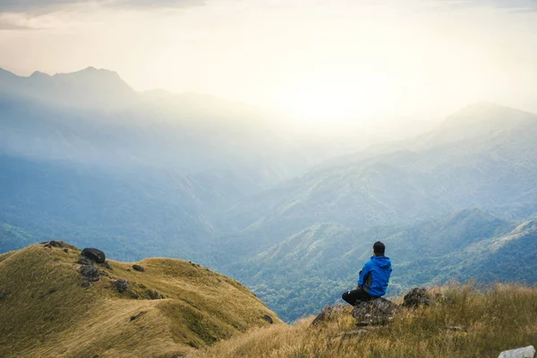 Instagram filter young man Asia tourist at mountain is watching over the misty and foggy morning sunrise, travel Trekking — Stock Photo, Image