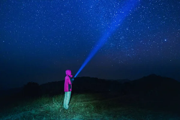 Ciel nocturne bleu foncé avec étoile Voie lactée Fond et s de l'espace — Photo