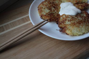 Yoğurt soslu patatesli krep.