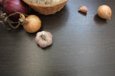 Masada soğan ve dereotu var.