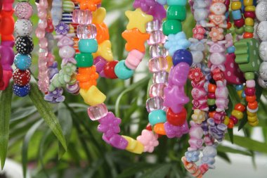 Doğal dala asılı boncuk bilezikler.