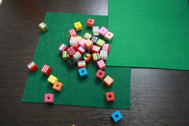 Yeşil keçeli masada boncuklar