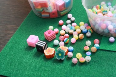 Yeşil keçeli masada boncuklar