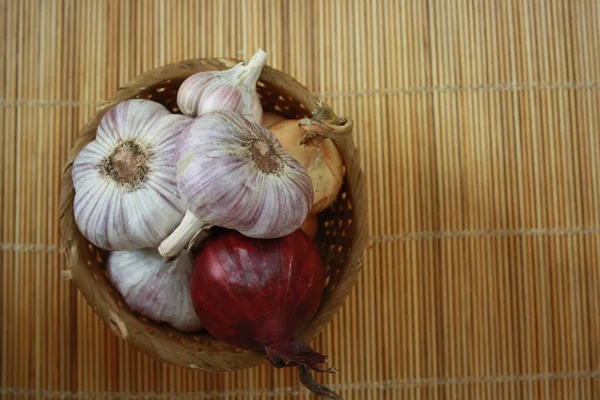 Zwiebel Und Dill Korb — Stockfoto