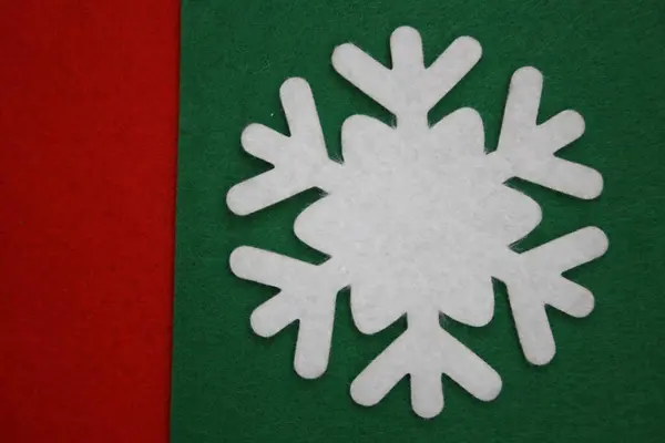 Kırmızı Yeşil Arka Planda Kopyalanmış Beyaz Kar Taneleri Noel Süslemesi — Stok fotoğraf
