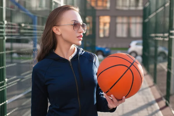 Sports Girl Confident Sunny Evening Standing Basketball Court Basketball Hand — Stock Photo, Image