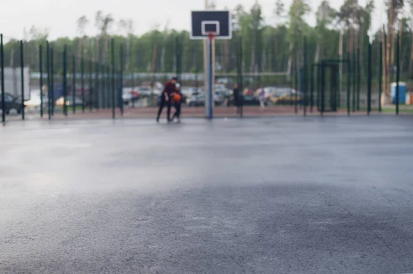Hangi insanlar oyun sokak basketbol sahasına arka plan üzerinde metin için odak Asfalt ıslak