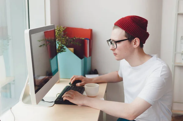 Junger Kerl Sitzt Und Arbeitet Computer Stockfoto