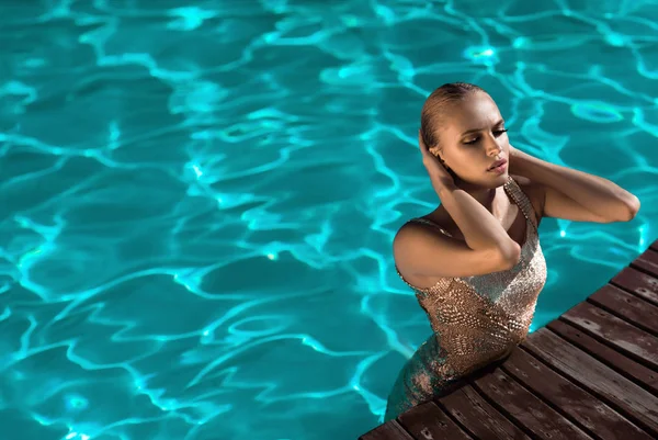 Güzel kız güneşli havalarda havuzda yüzme