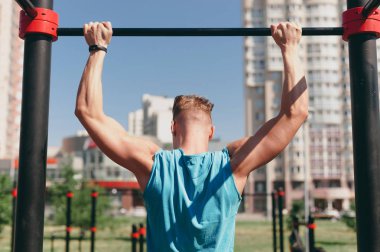 Bir sokak oyun üzerinde genç bir adam çubuğunda çekti