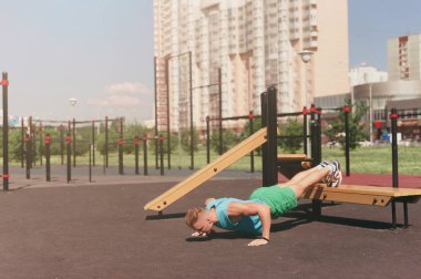Genç bir adam bir egzersiz push-up yerden yapıyor oyun