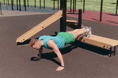 Genç bir adam bir egzersiz push-up yerden yapıyor oyun