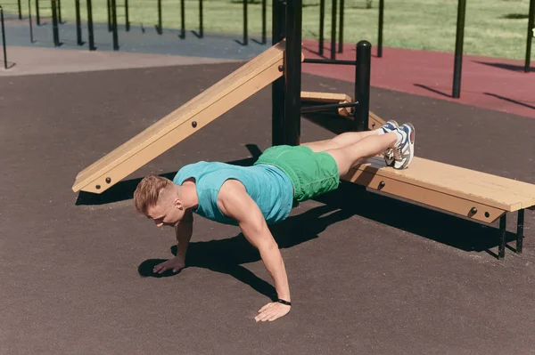 Genç bir adam bir egzersiz push-up yerden yapıyor oyun