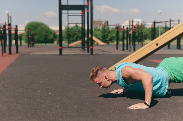 Genç bir adam bir egzersiz push-up yerden yapıyor oyun