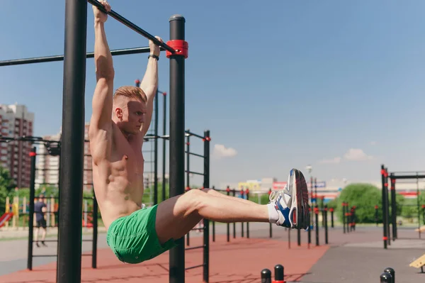 Ein Junger Mann Auf Einem Straßenspielplatz Wird Der Theke Hochgezogen Stockbild