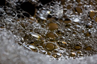 Bir bardak suda kabarcıklar.