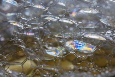 Bir bardak suda kabarcıklar.