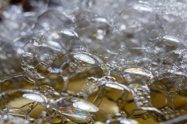 Bir bardak suda kabarcıklar.