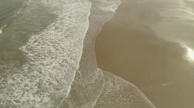 Sakin sahilde dalgalı hava aracı görüntüleri