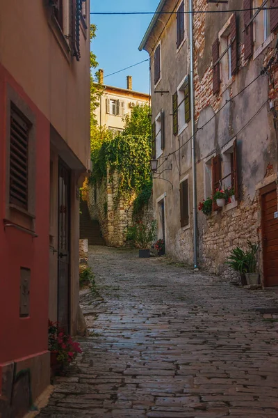 Eski Pula şehrindeki cadde manzarası