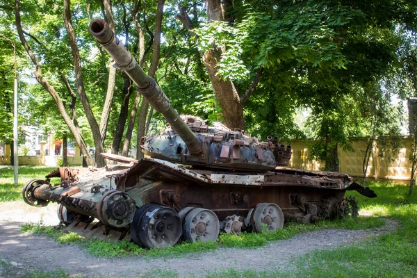 Broken big real Tank in the park — Stock Photo, Image