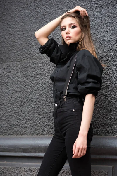 Menina bonita na rua. — Fotografia de Stock