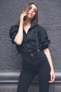 Siyah duvar arka plan üzerinde güzel kız