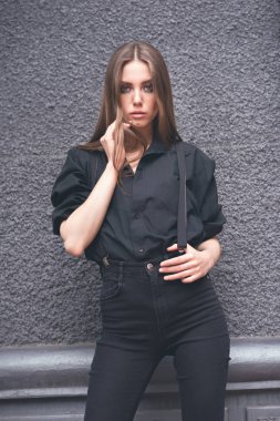 Siyah duvar arka plan üzerinde güzel kız