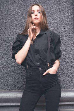 Siyah duvar arka plan üzerinde güzel kız